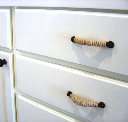 Dress up Drawers & Cabinet Doors with Rope Handles - Coastal Decor Ideas Interior Design DIY Shopping Diy Rope Design, Nautical Drawer Pulls, Drawer Pulls Diy, Nautical Decor Diy, Draw Handles, Decorating Crafts, Rope Diy, Beach Diy, Cupboard Handles