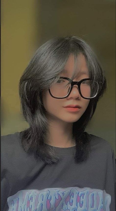 Wolfcut For Straight Hair, Mullet Haircut Girl, Wof Cut Hair, Tomboy Haircut Girl, Wolfcut Girl Hair, Tomboy Hairstyles For Long Hair, Membentuk Alis, Short Hair Tomboy, Hair Style Korea