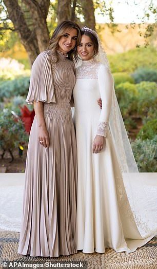 Queen Rania Dress, Princess Iman Of Jordan, Dior Wedding Gown, Prince Hashem, European Bride, Princess Iman, Jordan Royal Family, Dior Gown, Queen Rania