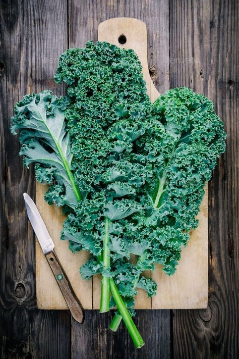 Food Photography Vegetables, Raw Vegetable Salad, Anti Aging Foods, Kale Vegetable, Vegetables Photography, Food Art Photography, Green Superfood, Starchy Vegetables, Kale Recipes