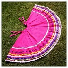 Childs mexican dance skirt - Simplicity 3863 Folklorico Dresses, Mexican Skirts, Traditional Mexican Dress, Ballet Folklorico, Circle Skirts, Skirt Inspiration, Fuchsia Purple, Mexican Outfit, Mexican Party