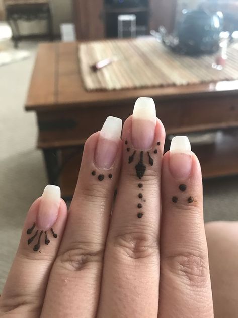 70+ unique and striking finger tattoo designs: symbols, hennas, roses, snakes, dots, lettering, hearts, and wedding rings for couples. Bonus: tattoo meanings. Henna Finger Tattoo, Small Henna Tattoos, Small Henna Designs, Henne Tattoo, Henna Flower Designs, Cute Henna Designs, Cute Henna Tattoos, Henna Style Tattoos, Jagua Henna