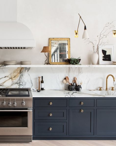 Athena Calderone on Designing a Beautiful, Functional Kitchen | Here, the tastemaker tells us how she created the gorgeous and functional room—and how you can design a stand-out kitchen of our own.  #kitchendecor #kitchendesign #marthastewart Athena Calderone, Kitchen Ikea, Camps Bay, Brooklyn Brownstone, Chicago Apartment, Kabinet Dapur, Fisher Paykel, Cobble Hill, Marble Backsplash