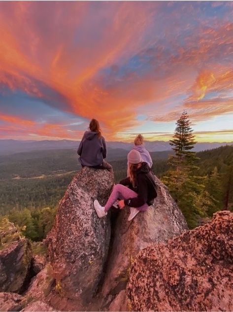 sunset hike outdoors in mother nature Summer Goals, Pretty Sky, Summer Bucket Lists, Summer Dream, Two Girls, Pretty Places, Travel Inspo, Travel Aesthetic, Summer Aesthetic