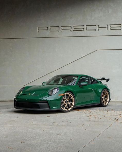 British Green Racing, Green Cars Aesthetic, Green Porsche Gt3 Rs, Porsche Gts, Porsche 991 Gt3, 992 Gt3, Black Porsche, Porsche 550, Porsche Sports Car