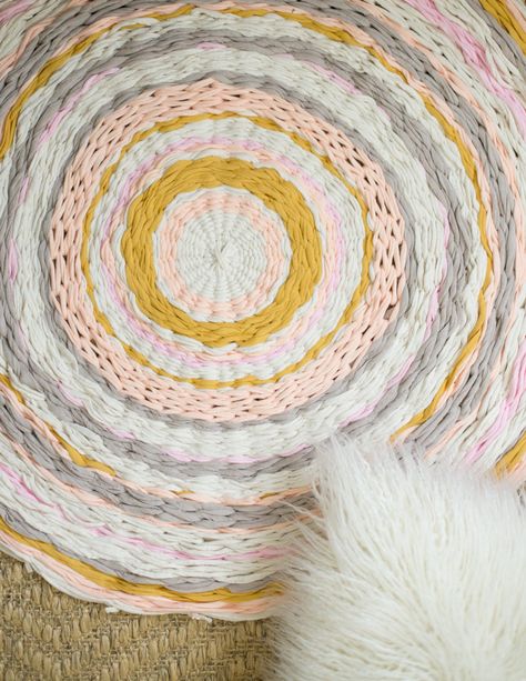 Hula Hoop Weaving, Hula Hoop Rug, Weaving Projects, Hula Hoop, Diy Rug, Crochet Rug, T Shirt Yarn, Rag Rug, Loom Knitting