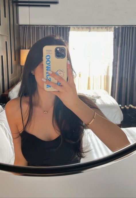 Long Hair Mirror Selfie, Fitting Room Aesthetic, Hair Mirror Selfie, Mirror Selfie Instagram, Mirror Selfie Idea, Romanticise Life, Hair Mirror, Fake Insta, Beauty Tutorial