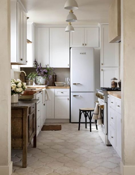 Magnolia Network Amy Neunsinger Shares 10 Interior Tips Capturing Home, Amy Neunsinger, Empty Nesters, Built In Dishwasher, Farm Sink, Cottage Kitchen, Humble Abode, Kitchen Handles, Shop Chair