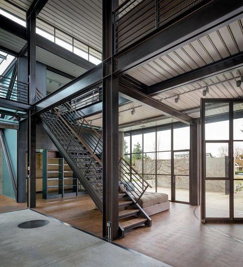 Contemporary Industrial House Features an Expressive Interior of Raw Steel Reling Design, Industrial House Exterior, Asma Kat, Steel Building Homes, Steel Architecture, Detail Arsitektur, Industrial Home Design, Steel Structure Buildings, Steel Frame House