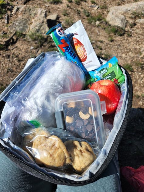 What to eat before, during and after a hike. This is what I eat on a long (14 mile, 3,000' elevation change) day hike. #hiking #dayhike #nutrition #trailnutrition #mountains #adventure #motherrunner #hike Hiking Bag Essentials, Food For Hiking, Hiking Food Ideas, Hike Snacks, Trail Meals, Best Hiking Food, Hiking Lunch, Easy Delicious Meals, Trail Food