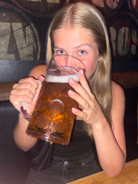 Oktoberfest Woman, Cute Glasses Frames, Beer Girl, Beer Fest, Cute Glasses, Cute Friend Pictures, Elle Fanning, Cute Friends, Drinking Beer