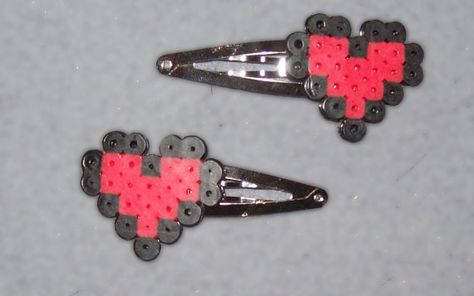 Cute ^^ Zelda Heart Container, Zelda Heart, Heart Container, Geeky Craft, Nerd Crafts, Melty Bead Patterns, Pixel Beads, Beaded Hair Clips, Hamma Beads