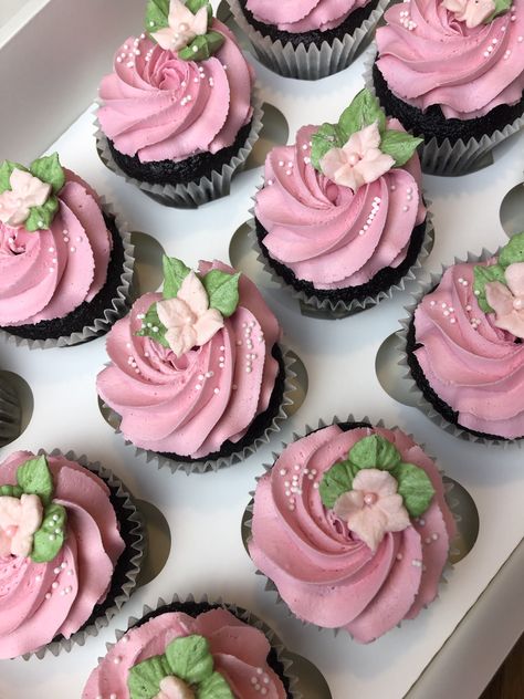 Pink And Green Cupcake Ideas, Pink And Green Cupcakes, Fairytale Quince, Sweet 16 Cupcakes, Bakery Style Cake, Elegant Cupcakes, Buttercream Cake Designs, Green Cupcakes, Cupcake Decor