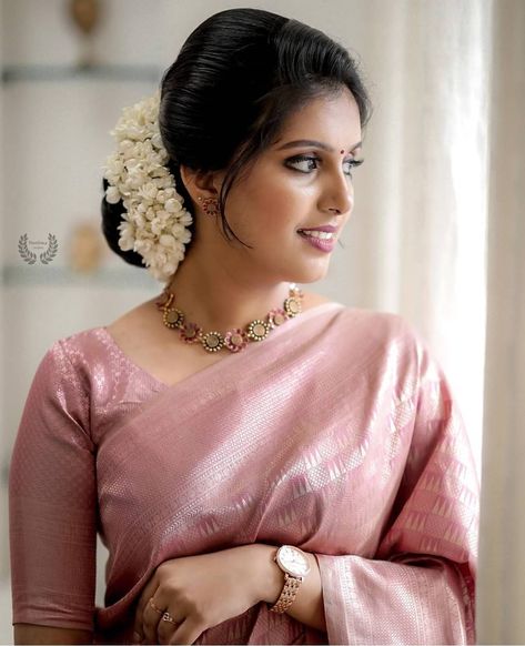 493 Likes, 5 Comments - Silks of India (@silksofindia) on Instagram: “Follow @silksofindia For silk Saree inspirations and collections. Pc: @neelimastudio DM for…” Christian Bridal Saree, South Indian Wedding Saree, Engagement Saree, Unique Wedding Hairstyles, Christian Bride, Saree Hairstyles, Bridal Sarees South Indian, Pattu Saree Blouse Designs, Indian Wedding Couple Photography