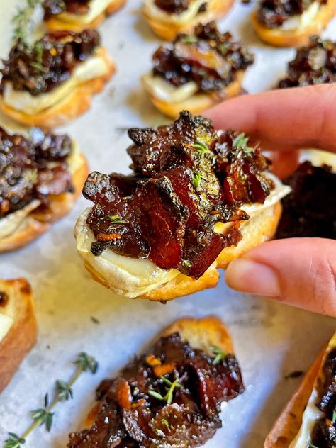 Brie and Bacon Jam Crostini - Thechowdown Bacon Jam Crostini, Bacon Jam Appetizer, Bacon Onion Jam, Pineapple Shrimp, Spicy Pineapple, Crostini Appetizers, Thanksgiving Appetizer, Crostini Recipes, Onion Jam