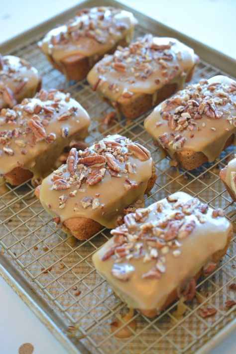 Fall Yummies, Mini Patisserie, Mini Bread Loaves, Mini Loaf Cakes, Pecan Praline, Mini Bundt Cakes, Pecan Pralines, Pecan Recipes, Mini Loaf