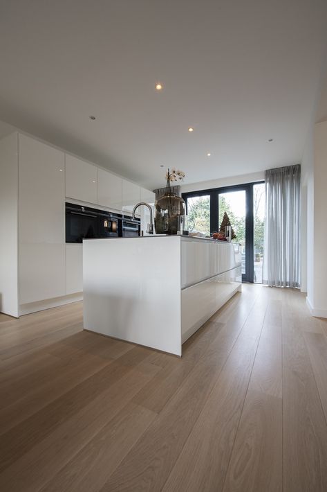 Moderne eiken parketvloer in prachtig strak interieur | Tida Parket Tilburg Open Plan Kitchen Living Room, Minimalist Kitchen Design, Flooring Inspiration, Living Room Design Decor, Kitchen Room Design, Luxury Kitchens, Kitchen Window, Wood Flooring, House Flooring