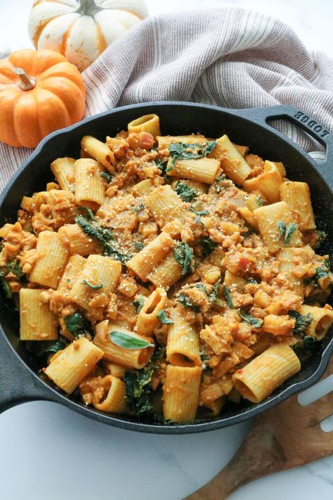 Vegan Pumpkin Pasta, Pasta Pumpkin, Pumpkin Vegan, Warm Salad Recipes, Creamy Vegan Pasta, Sage Recipes, Resep Pasta, Vegan Pumpkin Recipes, Fall Vegan Recipes