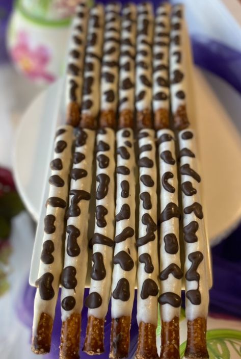 Pretzel rods, dipped in white chocolate and dark chocolate spots to look like cows! How To Make Cow Print Pretzel Rods, Cow Print Chocolate Covered Pretzels, Cow Chocolate Covered Pretzels, Cow Print Pretzels, Cow Chocolate Covered Oreos, Farm Pretzel Rods, Cow Pretzel Rods, Western Pretzel Rods, Cow Oreos