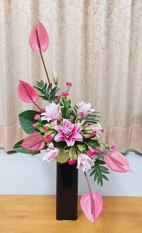 Grocery Store Flowers, Tulip Arrangement, Arreglos Ikebana, Floral Art Arrangements, Tropical Floral Arrangements, Tulips Arrangement, Large Flower Arrangements, Corporate Flowers, Ikebana Arrangements