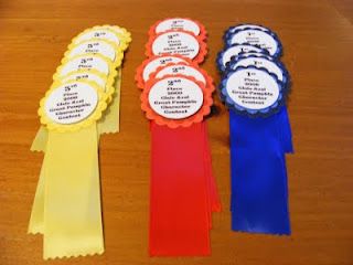 Homemade award ribbons Funny Trophy Ideas, County Fair Crafts, Magic School Bus Party, Family Reunion Awards, Family Reunion Themes, School Bus Party, Pta Events, Thank You Volunteers, Trophy Ideas