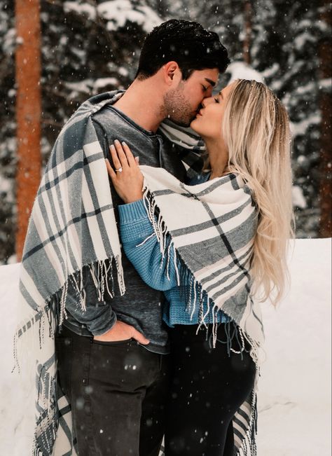 Winter Engagement Photo Ideas, Engagement Photos Ideas Winter, Farm Poses, Christmas Engagement Photos, Winter Couple Pictures, Photos In The Snow, Couple Photography Winter, Winter Engagement Photos Outfits, Snow Engagement Photos