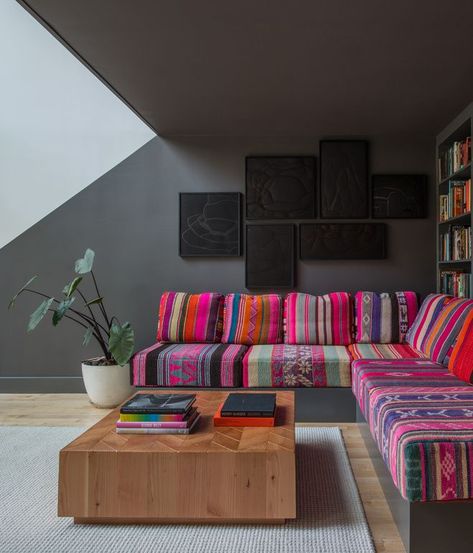 Contemporary Sofa Design, Built In Couch, Floor Seating, Sofa Colors, Beautiful Apartments, Design Del Prodotto, Contemporary Sofa, Living Room Decor Apartment, Colorful Furniture