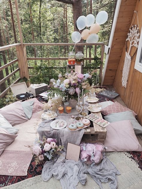 Stylish Bachelorette Party, Bachelorette Party Ideas Picnic, Hen Do House Decorations, Zen Bachelorette Party, Hen Party Inspiration, Cottage Bachelorette Party Decor, Hen Party House Ideas, Bachelorette Party Glamping, Boho Batchloret Party Ideas