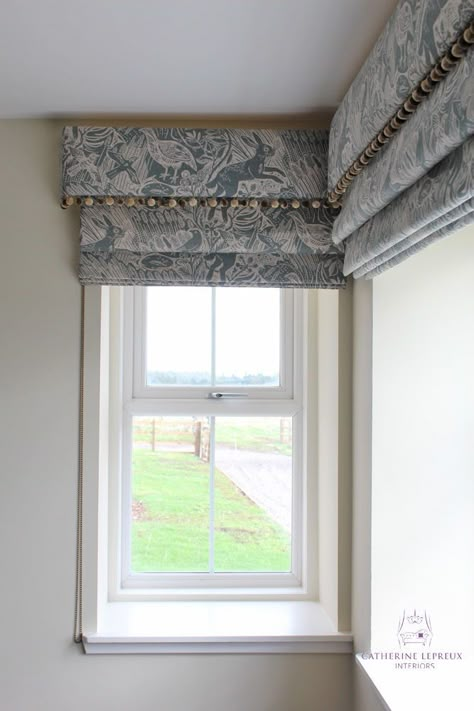 Inspiration on how to dress two windows at right angles to each other. Roman bli… Cottage Blinds, Pelmet Designs, Roman Blinds Bedroom, Roman Blinds Living Room, Blinds For Windows Living Rooms, Roman Curtains, Best Blinds, Blinds Design, Kitchen Blinds