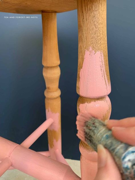 An interesting way to paint a wood stool – Tea and Forget-me-nots Painted Barstools Stool Makeover, Cute Stool Painting Ideas, Wooden Bar Stool Makeover, Painted Bar Stools Ideas, Painting Stool Ideas, Wooden Stool Paint Ideas, Painted Wooden Stool, Bar Stool Makeover Diy, Diy Bar Stools Makeover