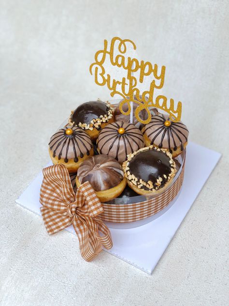 Donut Cake Ideas, Donat Tower, Cake Hampers, Birthday Cake Alternatives, Cake Alternatives, Donut Tower, Car Delivery, Donut Cake, Donut Birthday