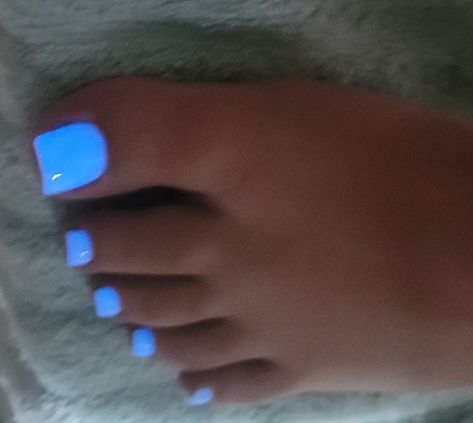 Acrylic toesss 😍 Teal Toes Nails, Glow In The Dark Blue Nails, Toe Nails For Dark Skin, Glow In The Dark Toes, Blue French Pedicure, Dark Blue Toe Nails, Blue Acrylic Toes, Royal Blue Toe Nails, Glow In The Dark Nails Acrylic