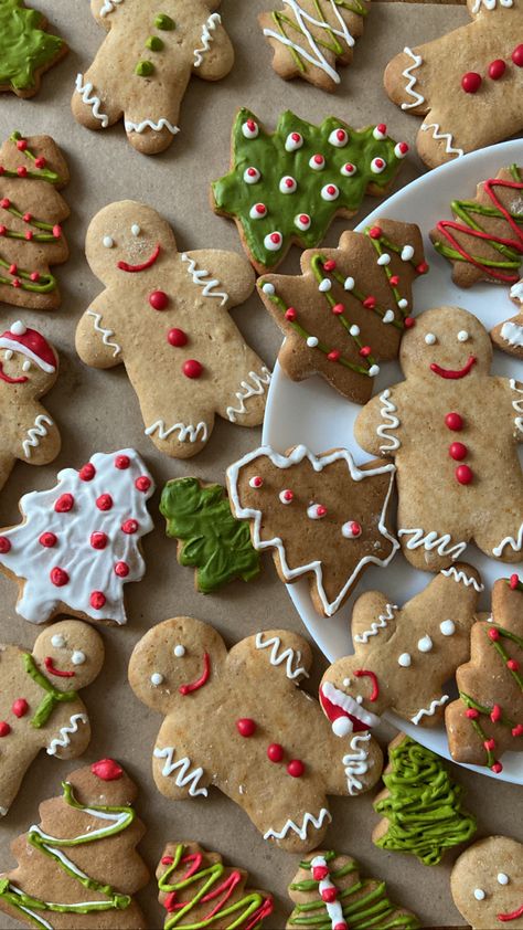 Christmas Story Aesthetic, Christmas Cookie Aesthetic, Xmas Cookies Aesthetic, Christmas Cookies Astethic, Christmas Aesthetic Cookies, Winter Baking Aesthetic, Cookies Christmas Aesthetic, Weihnachten Aesthetic, Bake Christmas Cookies Aesthetic