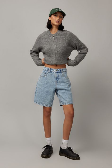 Denim Short Shorts Outfit, Baggy Shorts Women Outfit, Baggy Shorts Style, Baggy Demin Shorts, Baggy Jean Shorts Women, Baggy Summer Fits Women, Long Baggy Jean Shorts, Big Jorts Outfit Women’s, Grey Jean Shorts Outfit