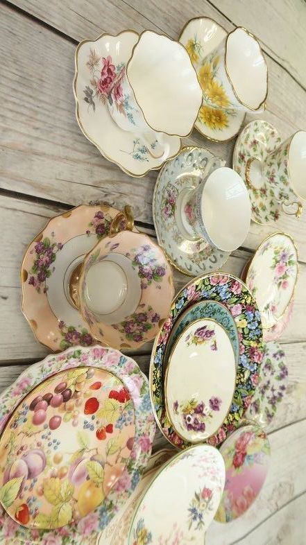 I found these teacups at an estate sale for $5 and decided to turn them into art for my patio - It was so easy for me to do! I went to an estate sale, found these beautiful teacups and plates and paid $5 for all. Teacup Mosaic, Teacup Planter, Diy Mosaic, Decor Ikea, Wedding Plates, Mosaic Garden, Mosaic Diy, Upcycled Crafts, Mosaic Crafts