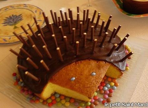 Gâteau d'anniversaire hérisson -Gâteaux d’anniversaire : des idées simples, originales et rigolotes Hedgehog Cake, Funny Birthday Cakes, Marshmallow Pops, Food Humor, Homemade Cakes, Fruit Cake, Easy Cake, Kids Cake, Creative Food