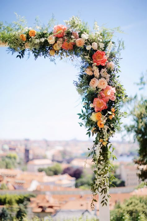 Huppa Wedding Floral Arch, Wedding Arch Florals, Arch Flowers Wedding, Flower Arch Wedding, Prague Wedding, Expensive Wedding, Coral Wedding Flowers, Idea Photography, Wedding Alters