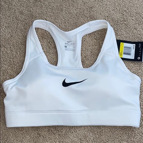 White Nike Sports Bra Nike Clothes Women, Nike Sports Bra Outfit, Nike Tops Women, Nike Bras, Nike Sports Bras, Track Outfits, Top Academia, Nike Bra, Sports Bra Outfit