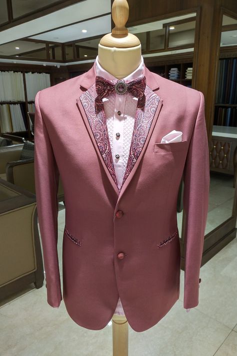 A classic suit with a double layered lapel in pink mural fabric and a matching bow!! Blazer For Men Wedding Reception, Pink Blazer Outfit Men, Cream Suits For Men, Blazer For Men Wedding, Pink Suit Men, Pink Coat Outfit, Marriage Suits, Suits Groomsmen, Mens Tuxedo