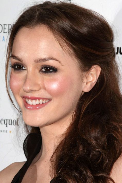 Leighton Meester Hair, Vanessa Abrams, Stile Blair Waldorf, Celebrity Beauty Secrets, Celebrity Makeup Looks, Gossip Girls, Pink Cheeks, Chuck Bass, Leighton Meester