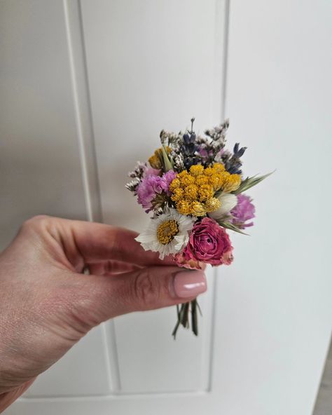 COLOURFUL DRIED BLOOMS 💐❤️ Say yes to colour 🙌🥰💐❤️🫶 I do love a colourful wildflower wedding theme 😍 so fun to create & the perfect way to add colour to your big day! Absolutely adored creating these blooms for the lovely A & M 💐 Swipe to see the cutest pins ever .. ➡️😍💐 _ #weddingflower #weddingflowerideas #wedding #driedflower #driedflowers #wildflowers #colourfulwedding #colourfulflowers #flowerpower #flowerphotography #flowers #wedding #weddingseason2024 #2024wedding #haircrown #hair... Boutineer Ideas Wildflower, Spring Wedding Wildflowers, Wild Flower Button Holes, Wildflower Wedding Boutonniere, Dried Wildflower Bouquet, Wildflower Wedding Theme Groomsmen, Western Wildflower Wedding, Wildflower Buttonhole, Dried Wildflower Wedding