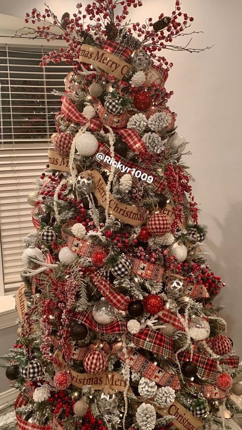 Red Black And Burlap Christmas Tree, Tree Theme Ideas Christmas, Rustic Themed Christmas Trees, Vintage Red Truck Christmas Decor, Brown Red Christmas Decor, Traditional Country Christmas Tree, Christmas Tree For Cabin, Christmas Tree Inspo Red And Green, Lodge Christmas Tree Decorating Ideas