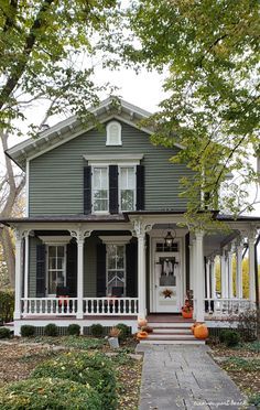 Old Farmhouses, Old Farm Houses, Front Porches, Hus Inspiration, Cute House, House Goals, Pretty House, Cottage Homes, The Pretty