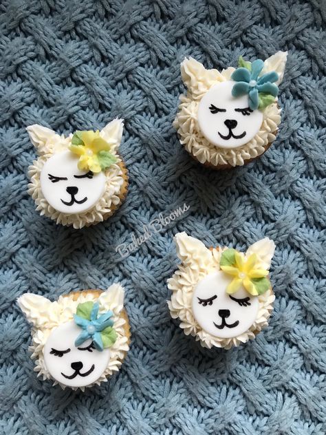 Llama Cupcakes Ideas, Lama Cupcakes, Llama Cupcake Cake, Alpaca Cupcakes, Llama Cupcakes, Lacrosse Cake, Llama Cake, Nacho Bar, Llama Party