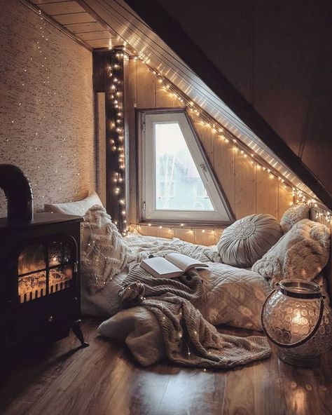 How to Create the Perfect Cozy Reading Nook On a Budget - Decoholic Bedroom Nook, Attic Bedroom, Attic Rooms, Cozy Reading Nook, Cozy Reading, Cozy Place, Cozy Nook, Reading Room, Cozy Room