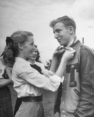 Varsity Jackets The girls wore "their guy's" jacket as a sign of going steady, also wore their class rings. Couples Vintage, 1950s Woman, 1950s Fashion Women, 1950s Women, Old Fashioned Love, Robert Doisneau, Vintage Couples, Fotografi Vintage, Teddy Boys