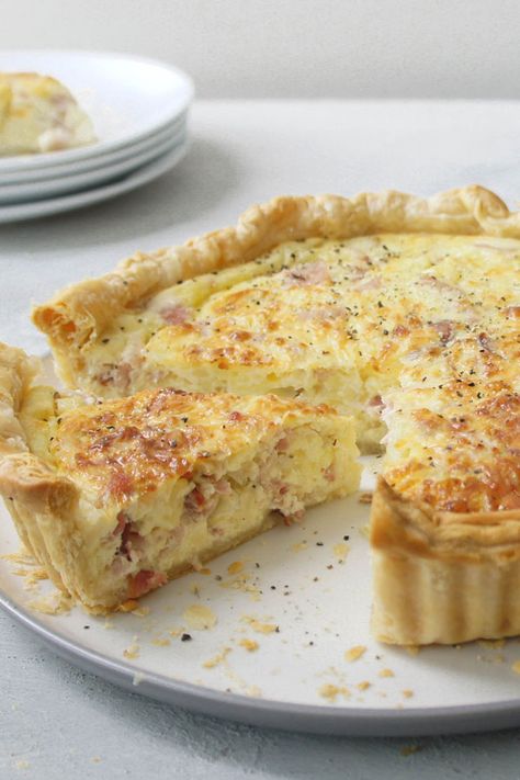 #RecipeoftheDay: "This quiche is foolproof, even an amateur cook could manage this recipe." - jenifer adams Filet Mignon Chorizo, Pizza Roll, Breakfast Quiche Recipes, Quiche Recipes Easy, Quiche Dish, Doner Kebab, Breakfast Quiche, Quiche Recipes, Breakfast Brunch Recipes