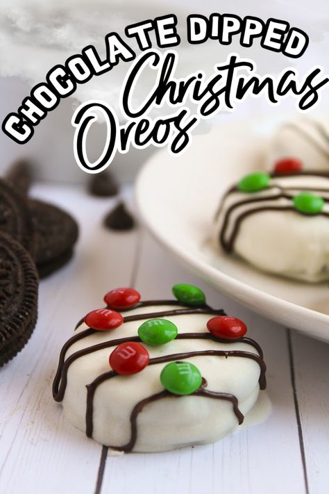 christmas lights chocolate dipped oreos Decorating Oreo Cookies, Christmas Cookies With Oreos, Dipped Oreos How To Make, Christmas Oreos Chocolate Covered, Oreo Dipped In Chocolate, Dipped Oreos Christmas, Oreo Snowman, Oreo Design, Quick Holiday Treats