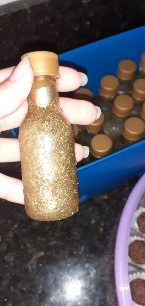 Vodka e glitter comestível dourado Vodka Com Glitter, Pepper Grinder, Vodka, Glitter