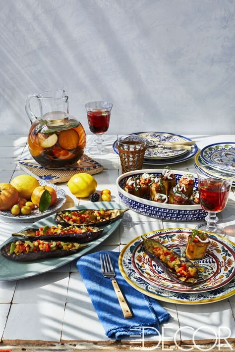 Say Goodbye To Summer With A Romantic Mediterranean Feast - ELLEDecor.com Supperclub Ideas, Eggplant Steaks, Meal Photography, Mediterranean Table, Sweet And Sour Recipes, Mat Inspiration, Dinner Recipes Ideas, Algerian Recipes, Delicious Dinner Ideas